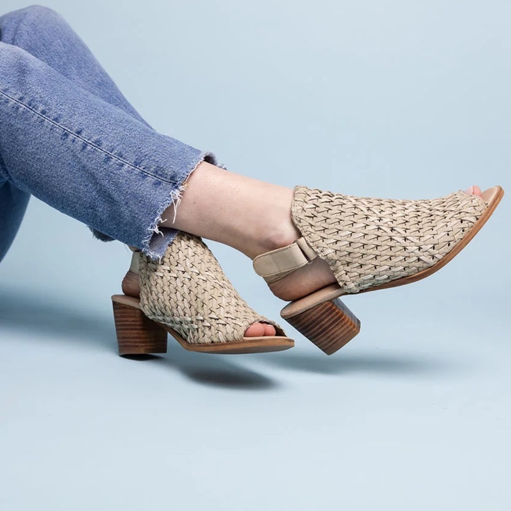 Very Volatile Brinkley Stone Woven Upper City Heel with Ankle Strap Size 9